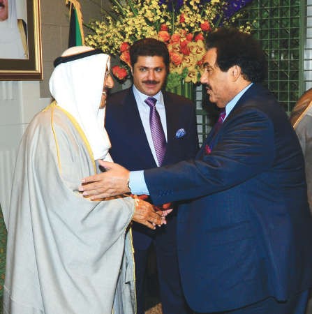 صاحب السمو الامير الشيخ صباح الاحمد مصافحا سمو الشيخ ناصر المحمد بحضور الشيخ خالد العبدالله﻿