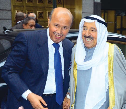 صاحب السمو الامير الشيخ صباح الاحمد مع السفير احمد فهد الفهد﻿