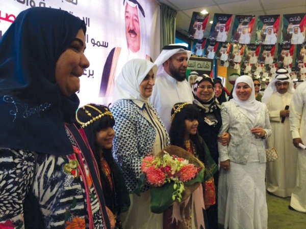 الوزيرة مع جمال الدوسري ومنيرة الفضلي ودفاطمة الملا وبدرية المكيمي ﻿