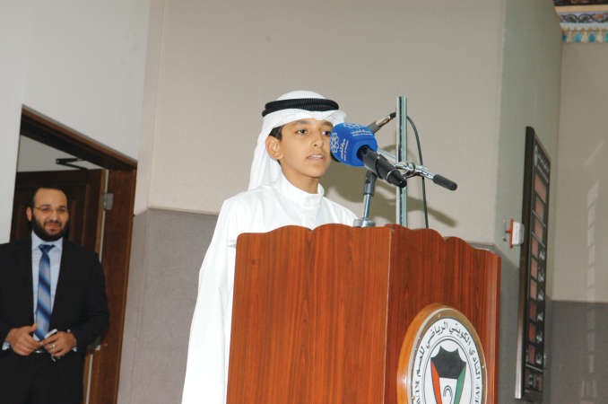 الشاعر الشاب سعد الكندري يلقي قصيدته﻿