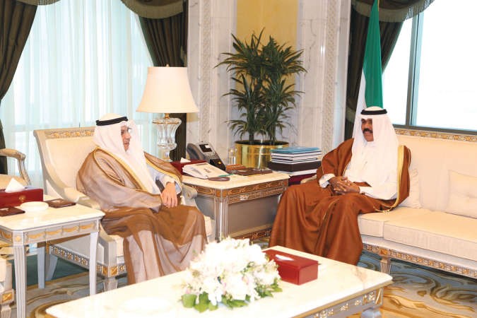 سمو نائب الامير وولي العهد الشيخ نواف الاحمد مستقبلا الشيخ خالد الجراح﻿