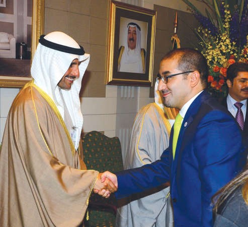 مرزوق الغانم مصافحا احد الحضور 