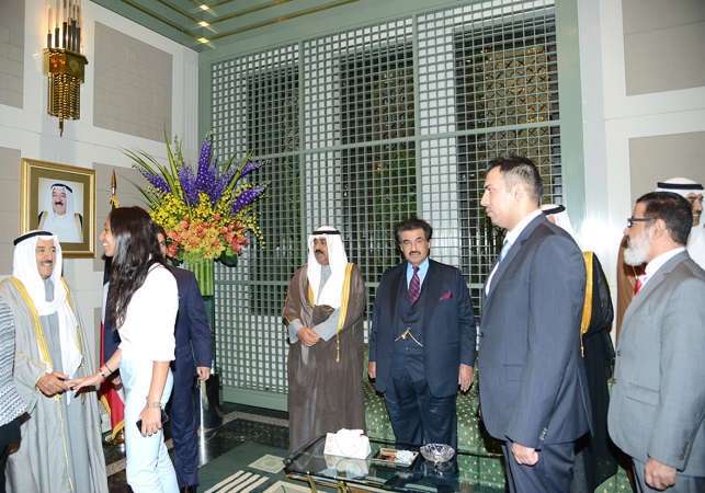 صاحب السمو الامير الشيخ صباح الاحمد مصافحا احدى الحضور خلال الحفل بحضور الشيخ مشعل الاحمد
وسمو الشيخ ناصر المحمد 