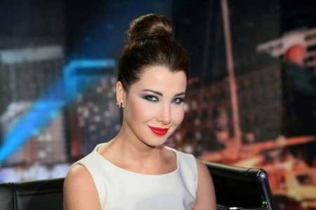 نانسي تعتمد العيون الدخانية واحمر شفاه مشرق