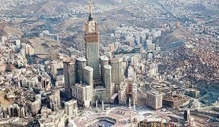 تغير مشهد مكة المكرمة على مدى العصور وها هي كيف تبدو الان في صورة التقطت عام 2012 حيث باتت مبان وابراج من ضمنها برج الساعة الشهير تشرف على الحرم المكي