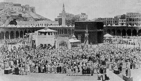 صورة التقطت في 18 يوليوتموز 1889 وتظهر ضيوف الرحمن حول الكعبة