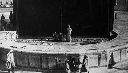 التقطت هذه الصورة في مارساذار 1933 ويظهر فيها حجز اسماعيل وجدار الكعبة