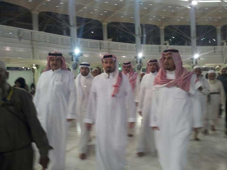 يتجولون في ساحات الحرم فتفاجأوا بأمير مكة 