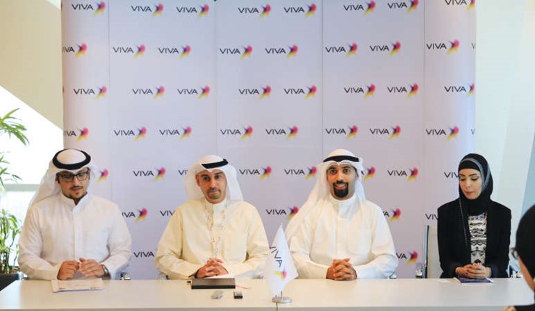 ايمن المطيري مدير اول اتصالات الشركات في VIVA يتوسط مسؤولي الاكاديمية﻿