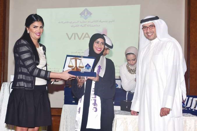 VIVA تكرم احدى الخريجات