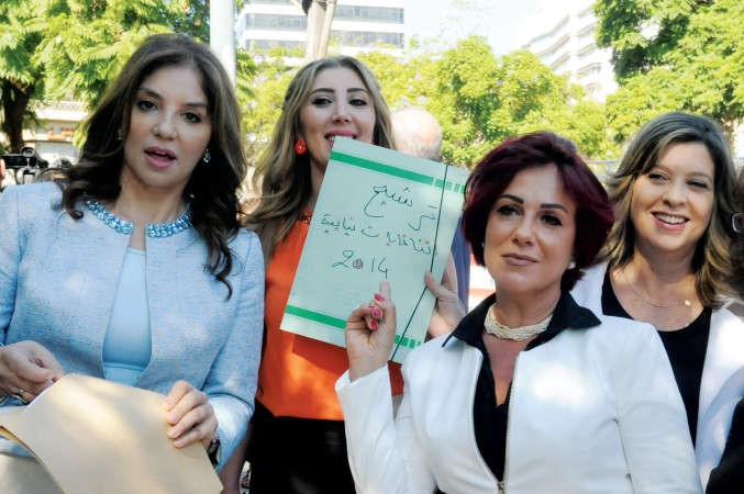 سيدات امام وزارة الداخلية بعد تقديم ترشيحاتهن للانتخبات النيابية 	محمود الطويل﻿