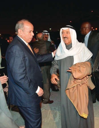 صاحب السمو الامير الشيخ صباح الاحمد مصافحا مودعيه في مطار جونافكينيدي الدولي