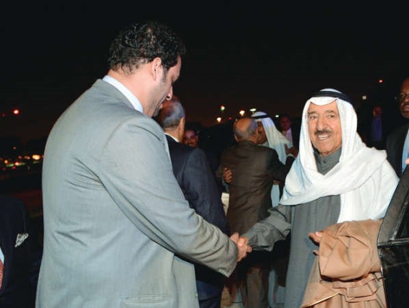 صاحب السمو مصافحا احد مودعيه
