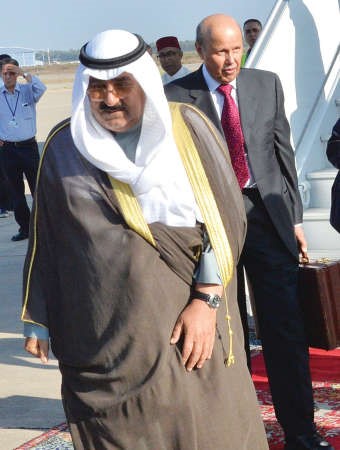 الشيخ مشعل الاحمد لدى وصوله الى المغرب ويبدو السفير احمد فهد الفهد