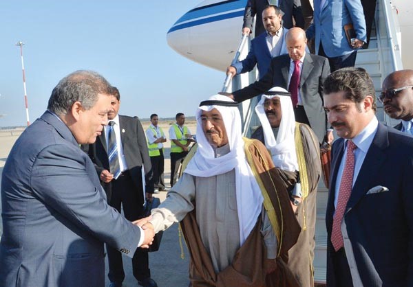 صاحب السمو الامير الشيخ صباح الاحمد لدى وصوله الى مطار الرباط الدولي وبصحبته الشيخ مشعل الاحمد والشيخ خالد العبدالله والسفير احمد فهد الفهد