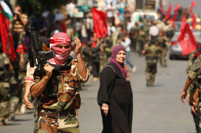ناشط فلسطيني من الجبهة الديموقراطية لتحرير فلسطين اثناء عرض عسكري في غزة امسرويترز﻿