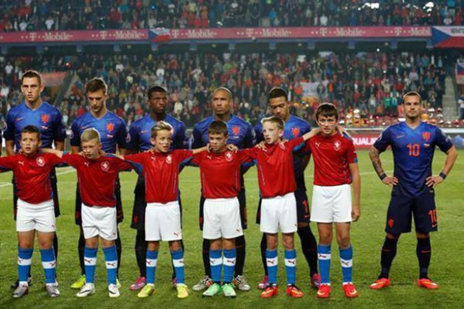 صورة: تصرف غريب للغاية من نجم منتخب هولندا