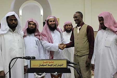 بالصور.. قس كاثوليكي يُشهر إسلامه بعد مناظرة مع دعاة استمرت أسبوعاً بالرياض