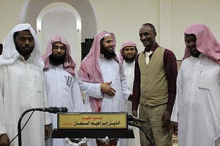 بالصور.. قس كاثوليكي يُشهر إسلامه بعد مناظرة مع دعاة استمرت أسبوعاً بالرياض
