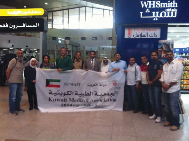  دمحمد المطيري يتوسط فريق البعثة الطبية الكويتية المتجه الى غزة