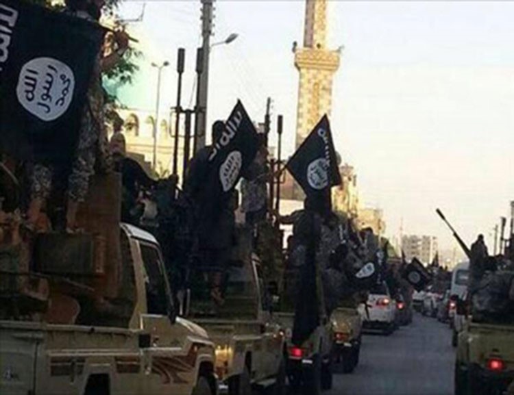 نزوح جماعي من مناطق «داعش» بسورية والتنظيم يخلي مقراته إلى أماكن سرية .. تحسباً لهجوم واشنطن