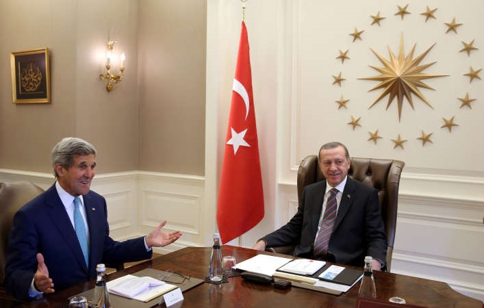 الرئيس التركي رجب طيب اردوغان مرحبا بوزير الخارجية الاميركي جون كيري في انقرة امسافپ