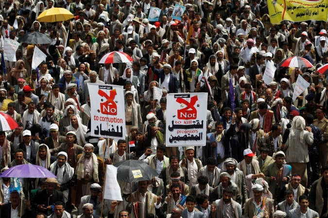 حوثيون خلال احتجاج لهم في صنعاء امس افپ﻿