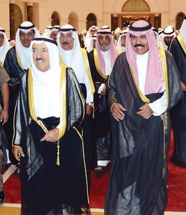 صاحب السمو الامير الشيخ صباح الاحمد لدى عودته امس وعلى راس مستقبليه سمو ولي العهد الشيخ نواف الاحمد وكبار الشيوخ والوزراء والشخصيات