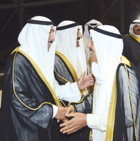 الشيخ جابر العبدالله في استقبال صاحب السمو الامير ويبدو جاسم الخرافي﻿