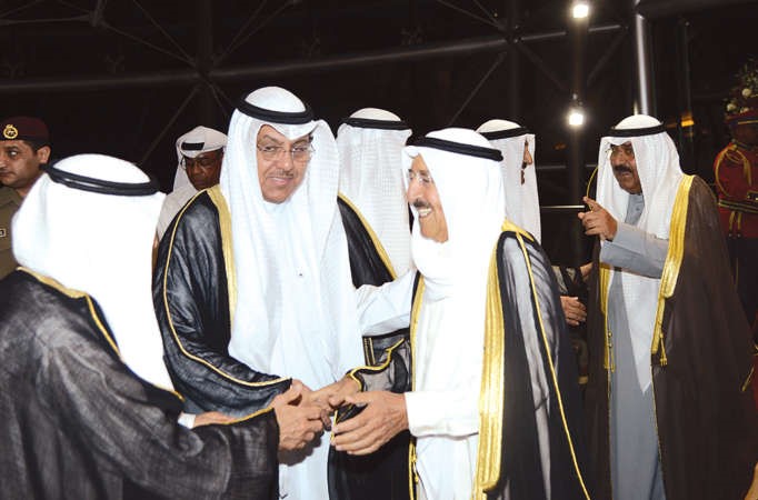 صاحب السمو مصافحا مبارك الخرينج ويبدو جاسم الخرافي والشيخ مشعل الاحمد ﻿