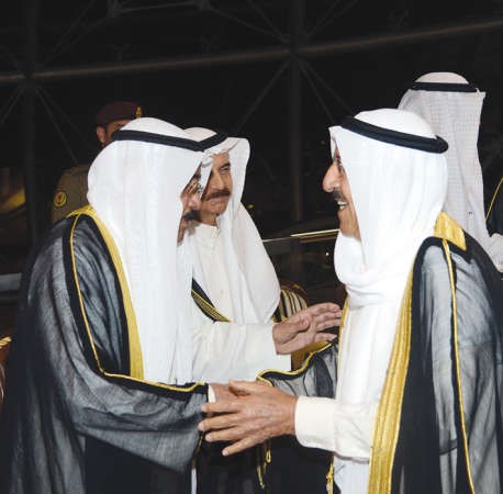 صاحب السمو الامير مصافحا الشيخ فيصل السعود ﻿