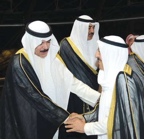 الشيخ محمد الخالد مصافحا صاحب السمو الامير ويبدو الشيخ صباح الخالد﻿