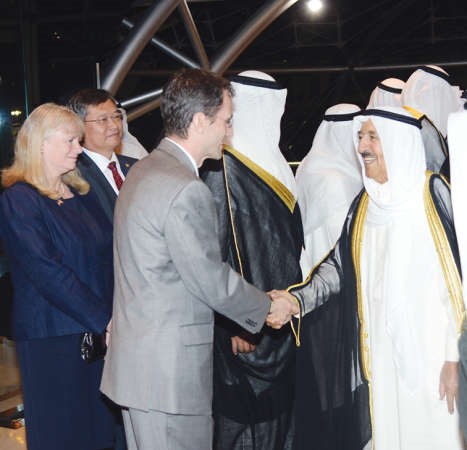 صاحب السمو مصافحا مستقبليه في المطار ﻿
