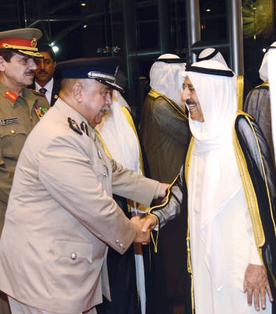 الفريق سليمان الفهد مصافحا صاحب السمو الامير ﻿