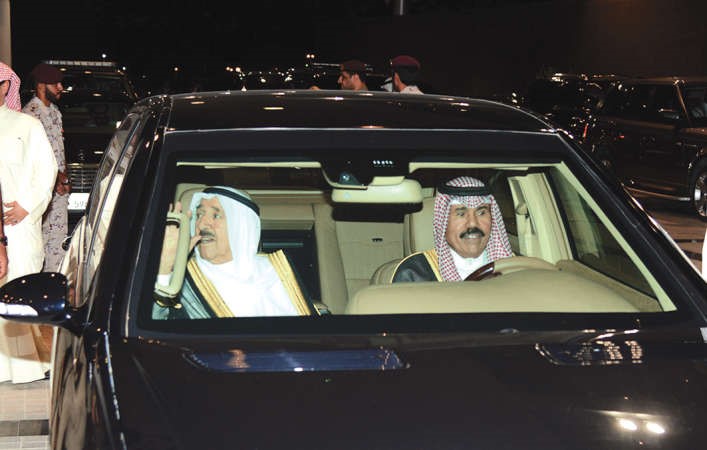 صاحب السمو الامير الشيخ صباح الاحمد محييا مستقبليه لدى مغادرته المطار برفقة سمو ولي العهد الشيخ نواف الاحمد﻿