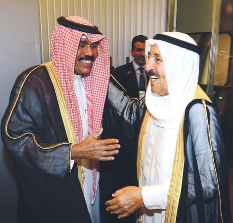 صاحب السمو الامير الشيخ صباح الاحمد مصافحا سمو ولي العهد الشيخ نواف الاحمد ﻿