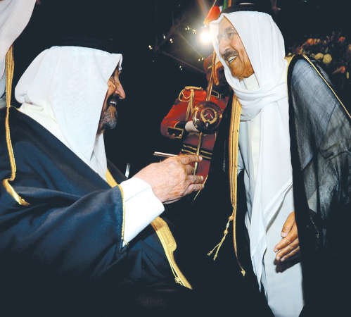 سمو الشيخ سالم العلي في استقبال صاحب السمو الامير لدى وصوله الى البلاد﻿