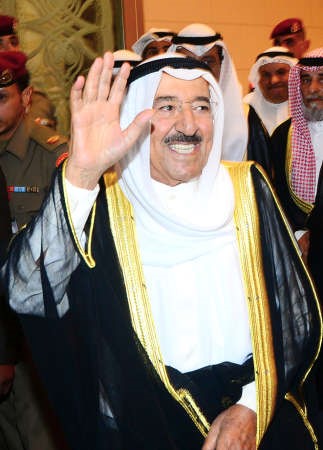 صاحب السمو الامير الشيخ صباح الاحمد يحيي مستقبليه لدى وصوله الى ارض الوطن﻿