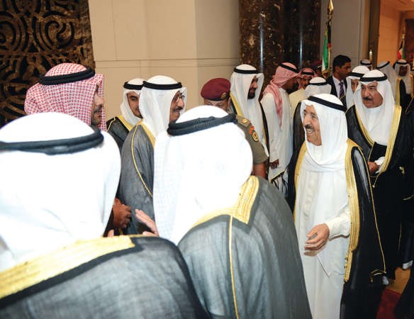صاحب السمو الامير محاطا بمستقبليه لدى وصوله الى المطار﻿