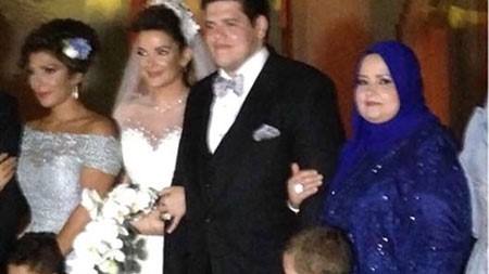 العروسان مع والدتيهما
