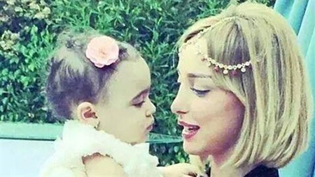 "بوسيل" تتحدى "تامر حسني" وتنشر أول صورة لابنتهما "تاليا"