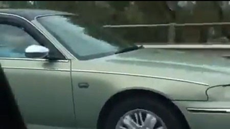بالفيديو.. سيارة بوجهين يظنها المارة بأنها تسير عكس السير