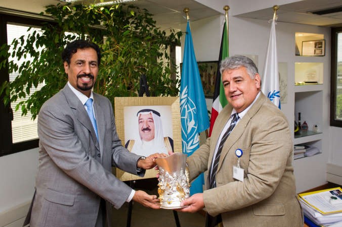 السفير الشيخ علي الخالد يتبادل الدروع مع ممثل برنامج الاغذية ﻿