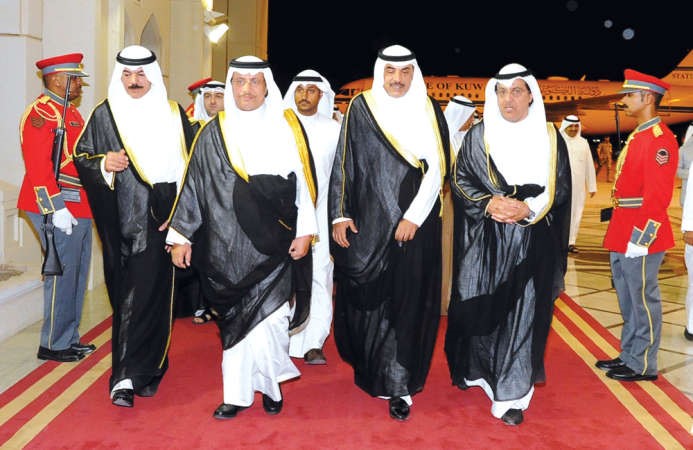 سمو الشيخ جابر المبارك لدى عودته الى الكويت وفي استقباله رئيس مجلس الامة بالانابة مبارك الخرينج
والشيخ صباح الخالد والشيخ محمد الخالد﻿