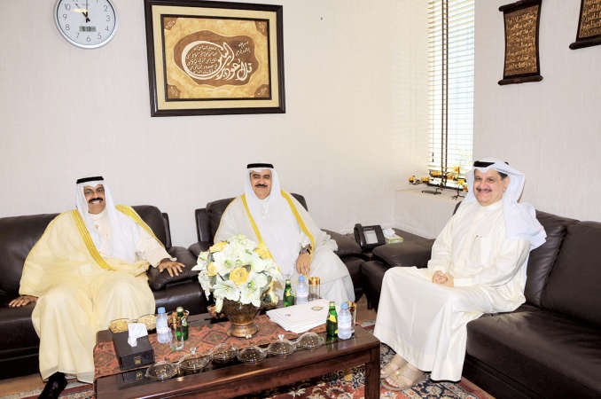 عيسى الكندري مستقبلا الفريق اول م الشيخ احمد النواف والفريق اول م ثابت المهنا 