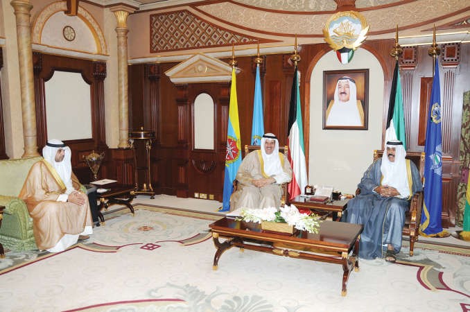 سمو ولي العهد الشيخ نواف الاحمد مستقبلا الشيخ سلمان الحمود والشيخ محمد العبدالله ﻿