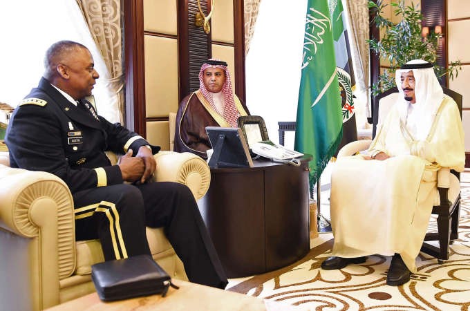 صاحب السمو الملكي الامير سلمان بن عبدالعزيز ولي العهد نائب رئيس مجلس الوزراء وزير الدفاع السعودي مستقبلا قائد القيادة المركزية الاميركية الفريق اول لويد جيه اوستن 	 واس﻿