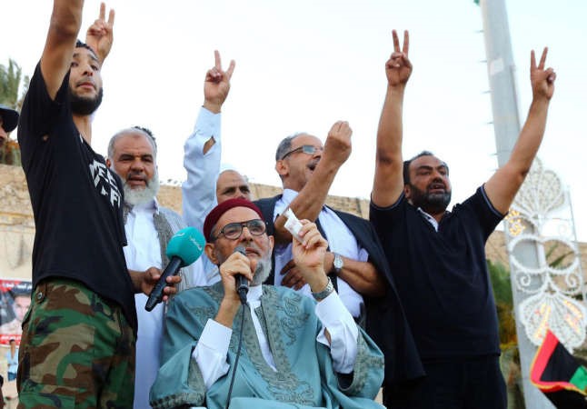 مفتي ليبيا الشيخ الصادق الغرياني يتحدث خلال تجمع حاشد في ساحة بوسط طرابلس امس الاول 	افپ﻿