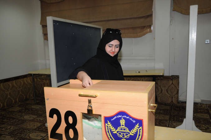 احدى الطالبات تدلي بصوتها