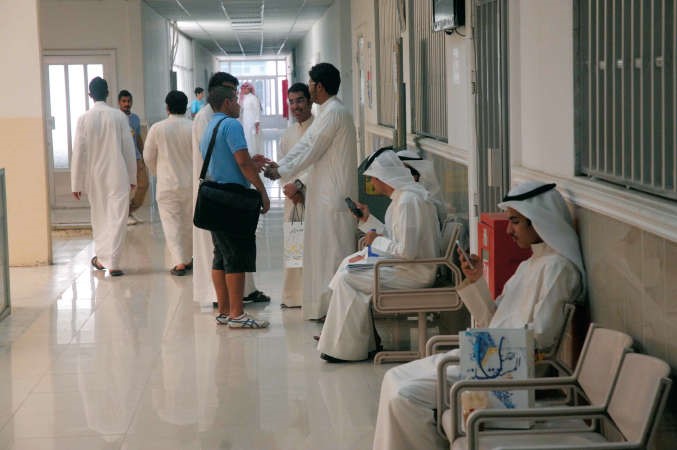 مجموعة اخرى من الطلبة في الممرات دون دراسةهاني عبدالله﻿